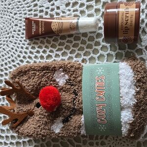 BATH & BODY WORKS TOASTED S' MORES LIP SCRUB, LIP GLOSS & 1 PR. of FUZZY SOCKS